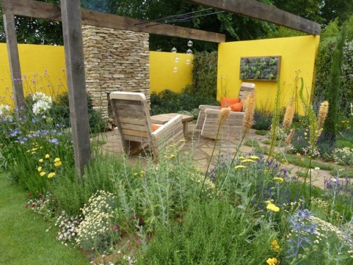 yellow walls add colour to the garden