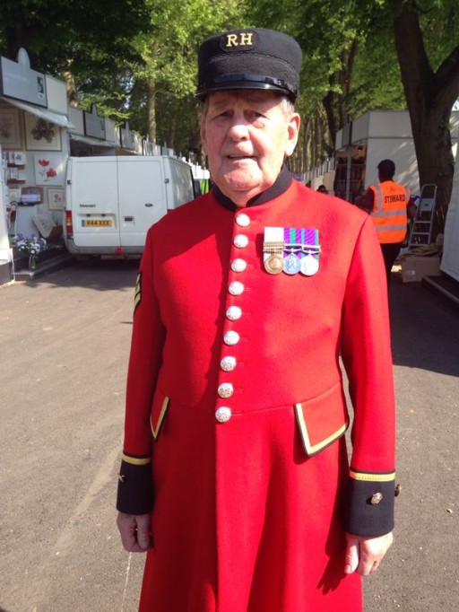 chelsea pensioner standing to attention