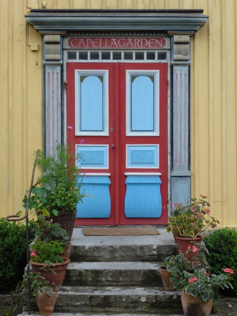 the colourful doorway to capellagarden school